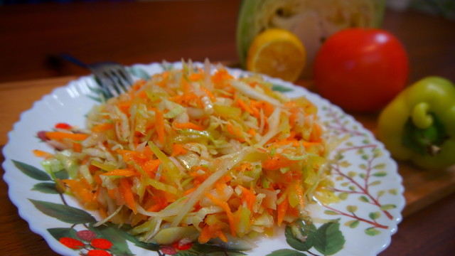 Фото к рецепту: Вкусный лимонный салатик из свежей белокочанной капусты