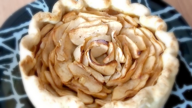 Фото к рецепту: Яблочный пирог роза