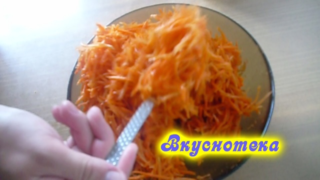 Фото к рецепту: Морковь по-корейски, простой вариант