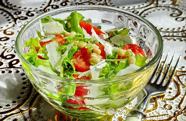 Фото к рецепту: Салат с помидорами и пармезаном (фм)