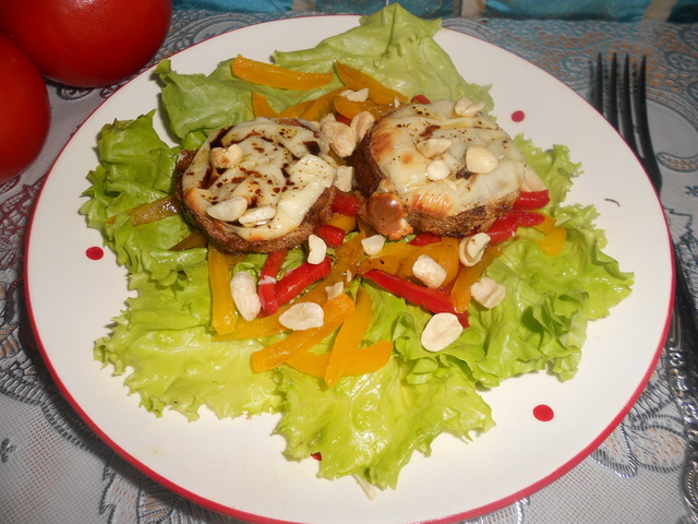 Фото к рецепту: Салат с румяными гренками с сыром
