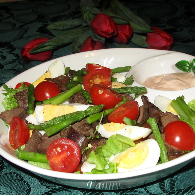 Фото к рецепту: Салат из спаржи с гусиной печенкой