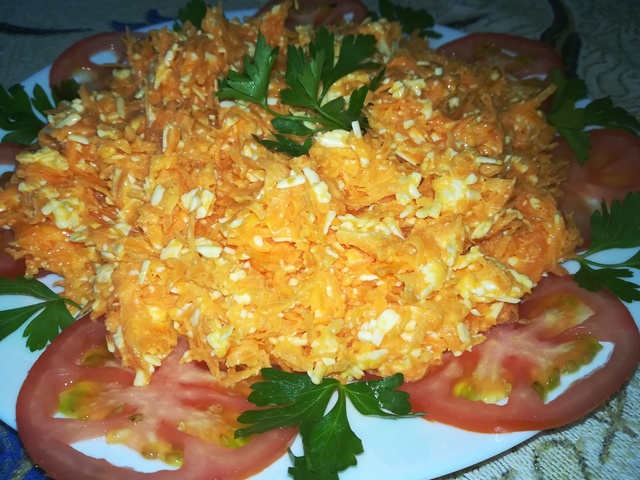 Фото к рецепту: Салат из моркови и сыра.