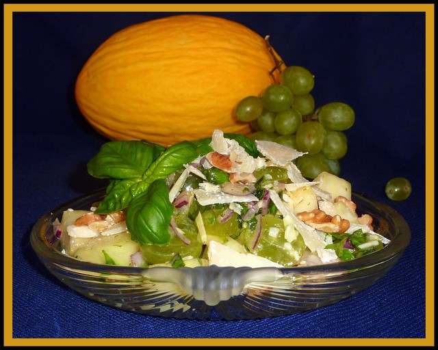 Фото к рецепту: Салат из дыни и винограда №2 сырный вариант 