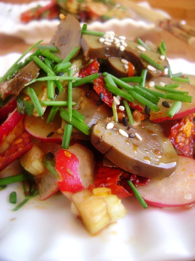 Фото к рецепту: Ароматный салат из почек с овощами по-китайски