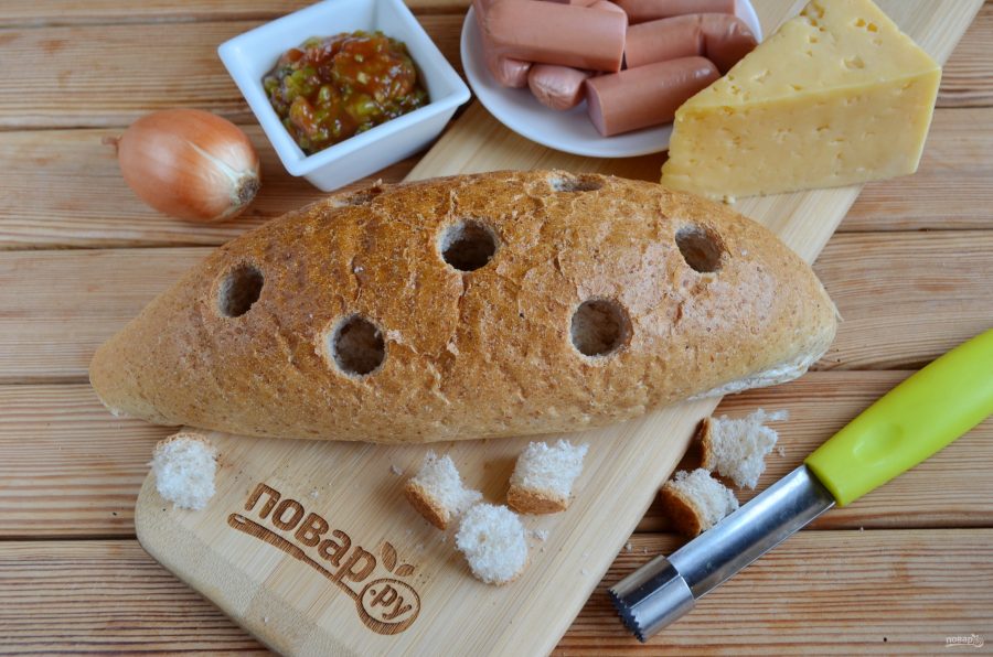 Хлебный ёжик с сосисками и сыром - фото шаг 2