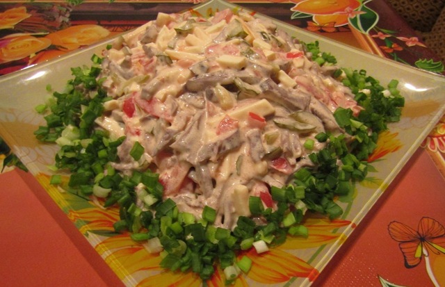 Фото к рецепту: Салат с сердцем, копченым сыром и овощами