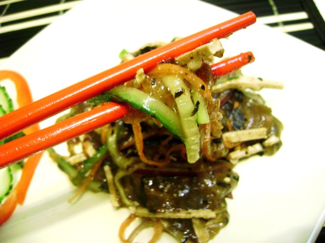 Фото к рецепту: Салат на китайский манер с крахмальной лапшой , тофу и пряным желе.