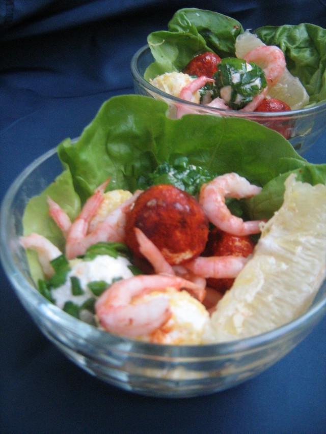 Фото к рецепту: Салат с творожными шариками и креветками.