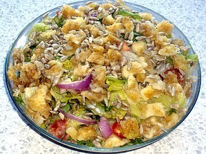 Фото к рецепту: Салат с сырными гренками в соусе из авокадо