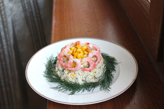 Фото к рецепту: Быстрый и вкусный салат с креветками и кукурузой за 15 минут!