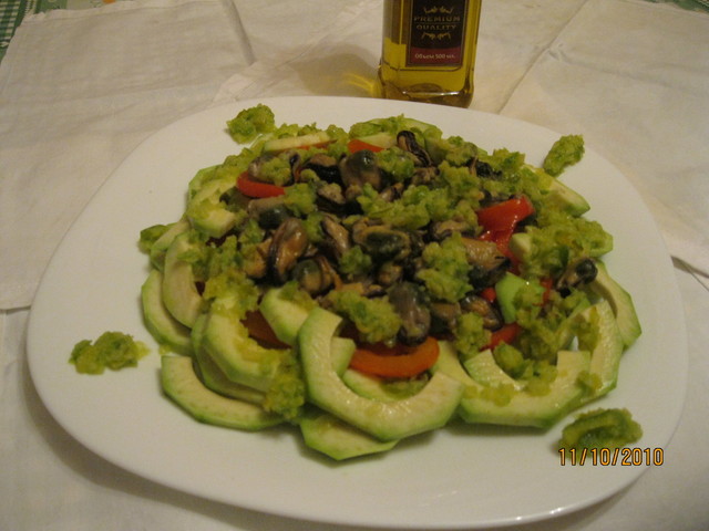 Фото к рецепту: Салат из копченых мидий с зеленым соусом