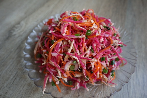 Фото к рецепту: Салат с редькой, корейской морковью и мясом