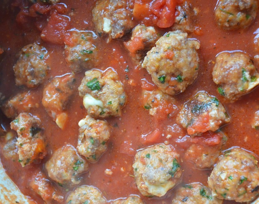 Мясные шарики с моцареллой в томатном соусе (фрикадельки) - фото шаг 9