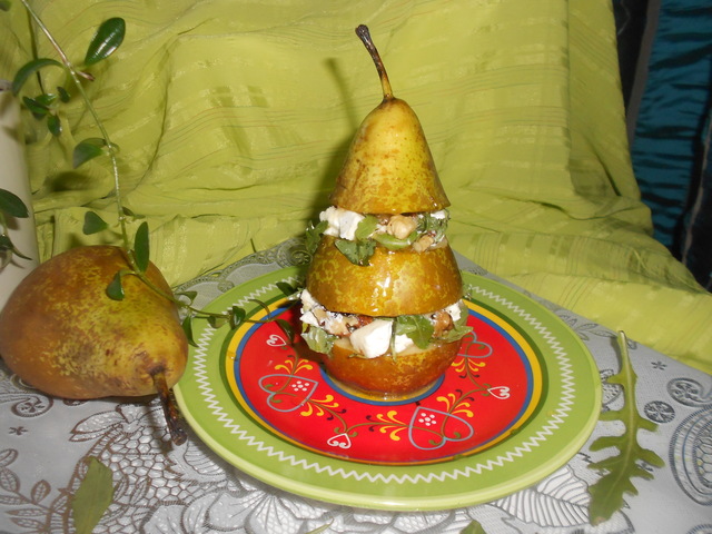 Фото к рецепту: Салат с фетой, грецкими орехами и рукколой в груше