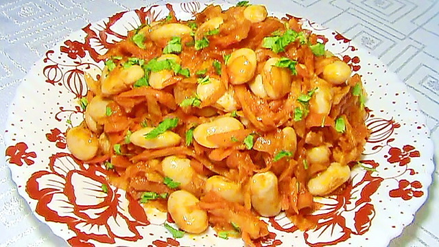 Фото к рецепту: Фасоль с овощами в томатном соусе