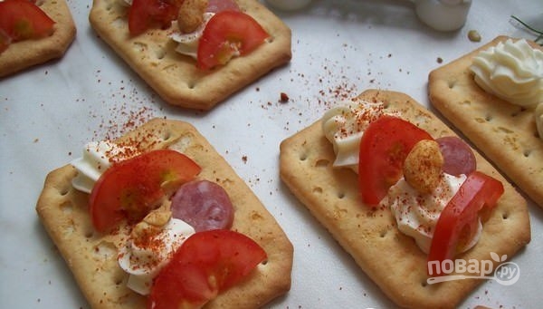 Закуска на крекерах с сыром и сосисками - фото шаг 3