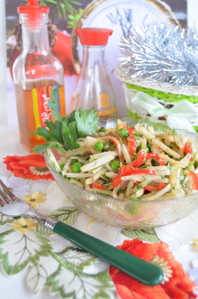 Фото к рецепту: Салат из кольраби и зеленого горошка с пикантной заправкой из хрена