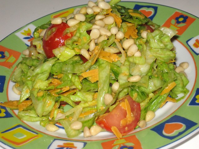 Фото к рецепту: Легкий салат с сыром мимолетте