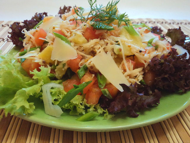 Фото к рецепту: Картофельный салат с помидорами и сыром.