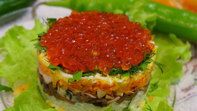 Фото к рецепту: Праздничный салат из кальмаров с красной икрой!