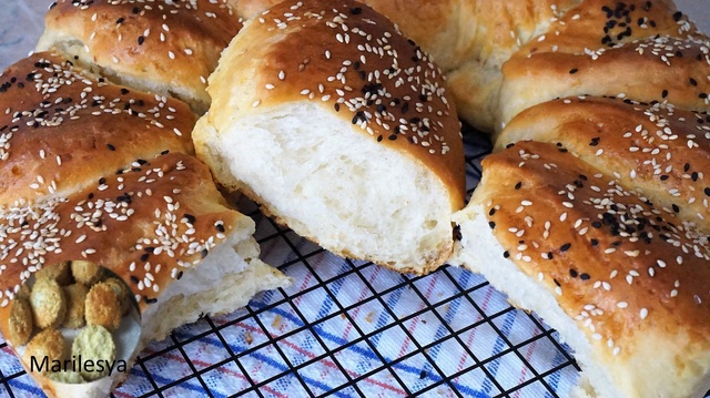 Фото к рецепту: Погача - нежный, сдобный хлеб/pogaca