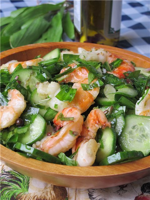 Фото к рецепту: Самый простой салат с креветками и черемшёй от гарика !!!
