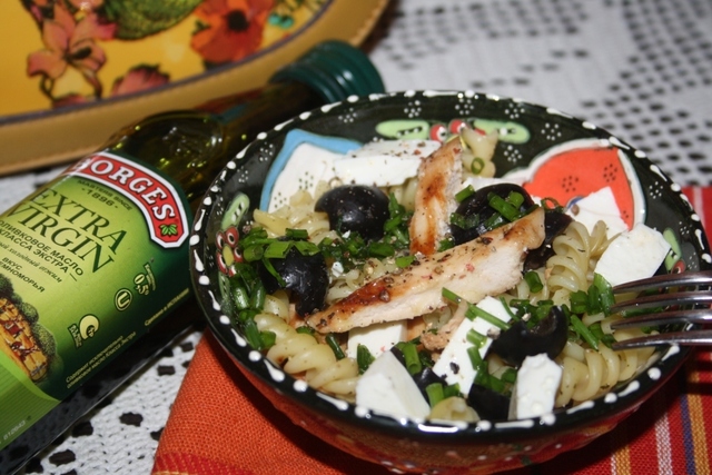 Фото к рецепту: Салат из fusilli borges, куриной грудки-гриль, маслин и мягкого сыра
