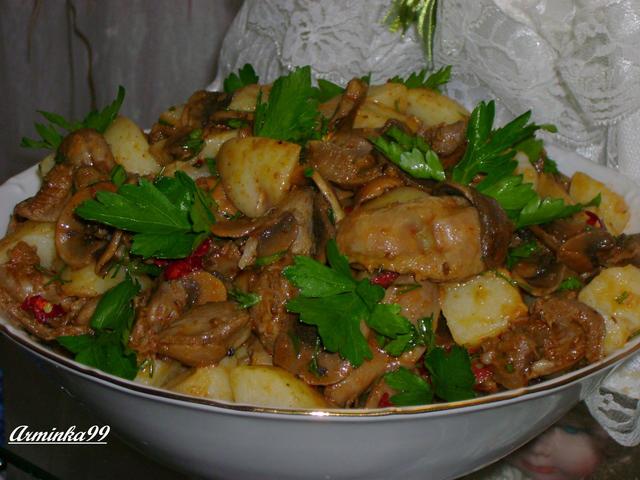 Фото к рецепту: Теплый салат из куриных желудков с картофелем и грибами
