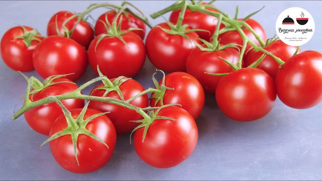 Фото к рецепту: Как сделать ранние помидоры вкуснее - секрет вкусного салата из помидоров