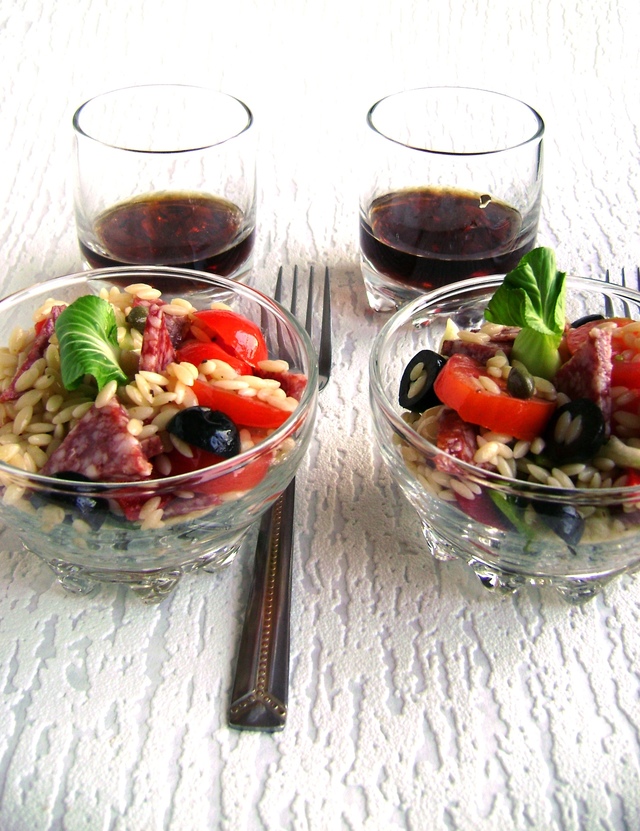 Фото к рецепту: Итальянский салат да с немецкой колбасой! тест-драйв с «окраиной»
