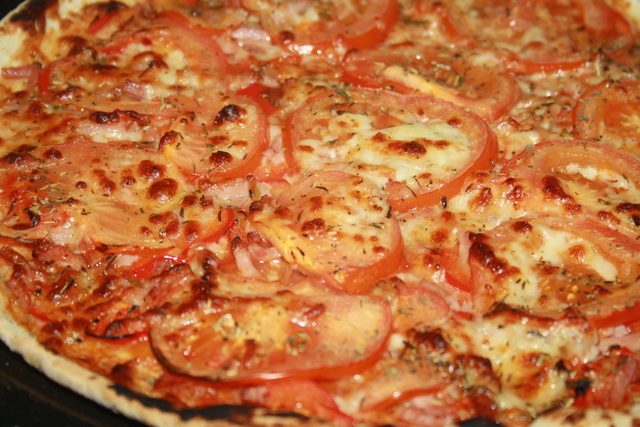 Фото к рецепту: Пицца сочная с помидорами, ветчиной и паприкой
