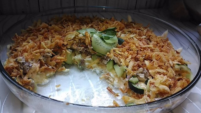 Фото к рецепту: Нежный рыбный салат с хрустящей, картофельной присыпкой