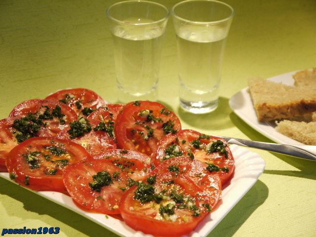 Фото к рецепту: Экспресс-салат из малосольных помидоров