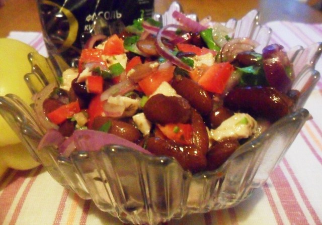 Фото к рецепту: Салат с индейкой, фасолью и болгарским перцем