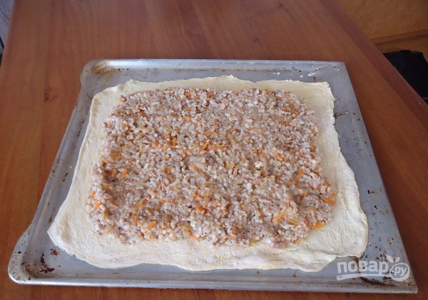 Пирог из пирожкового теста с консервой - фото шаг 6
