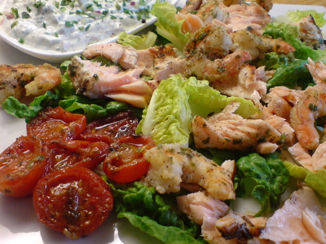 Фото к рецепту: Салат танго // рыбный с соусом из греческого йогурта 