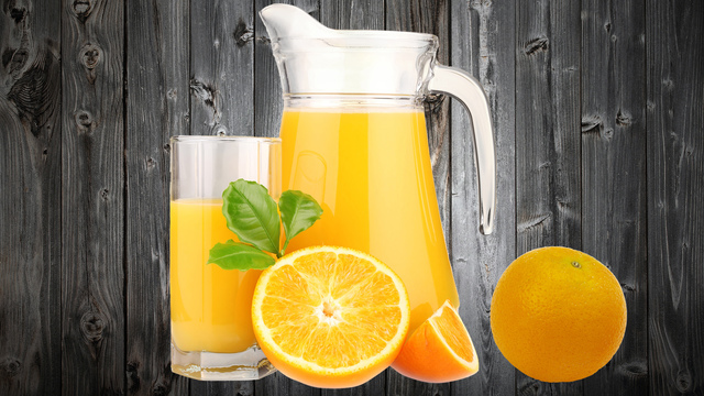 Фото к рецепту: Четыре литра сока, из двух апельсинов!