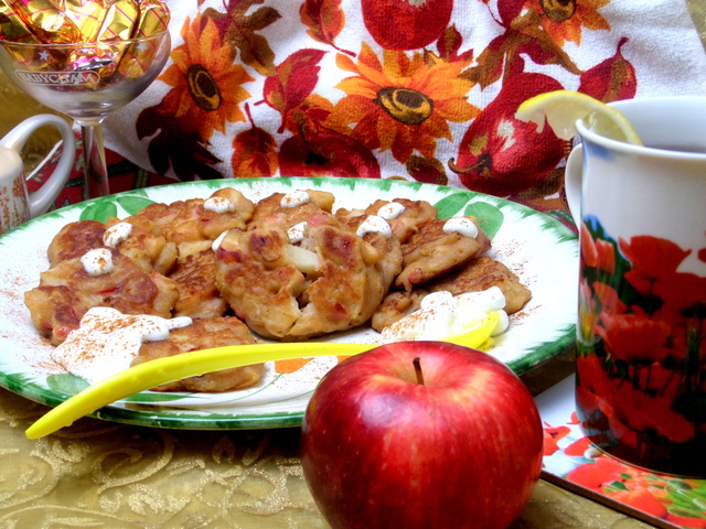 Фото к рецепту: Оладьи яблочный штрудель 