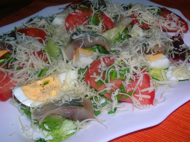 Фото к рецепту: Салат экспромт с сельдью, спелыми помидорами и сыром