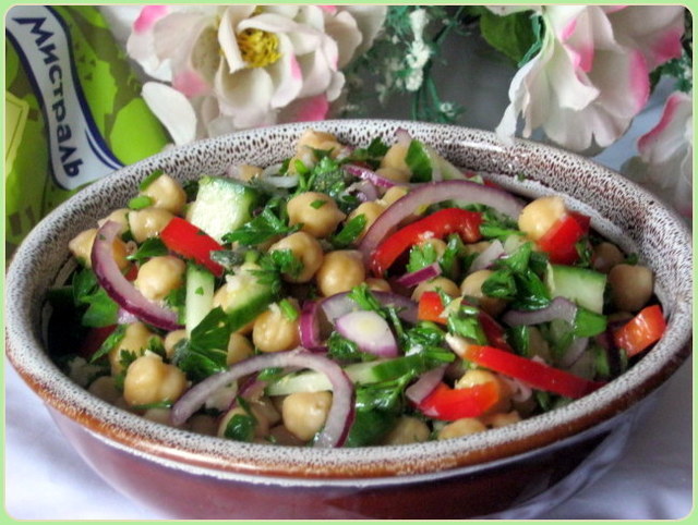 Фото к рецепту: Салат из нута с овощами