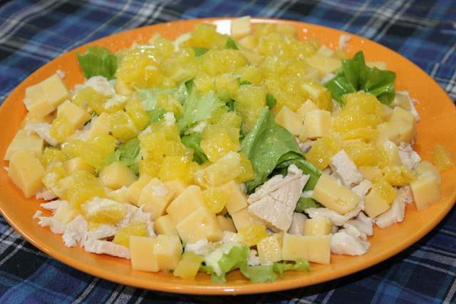 Фото к рецепту: Салат с курицей, сыром и апельсином. видео