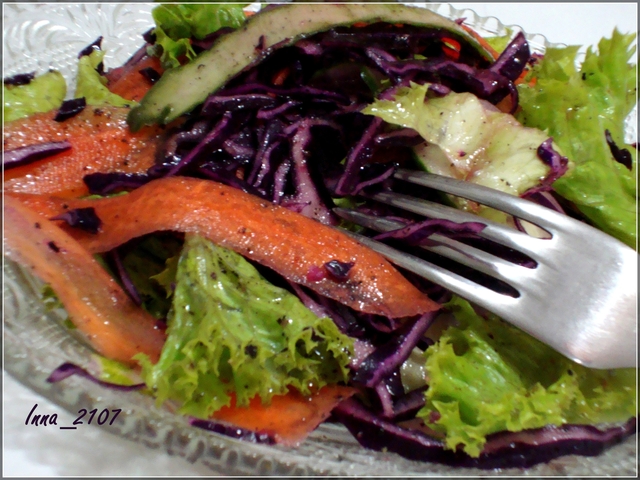 Фото к рецепту: Салат из краснокочанной капусты по-итальянски 