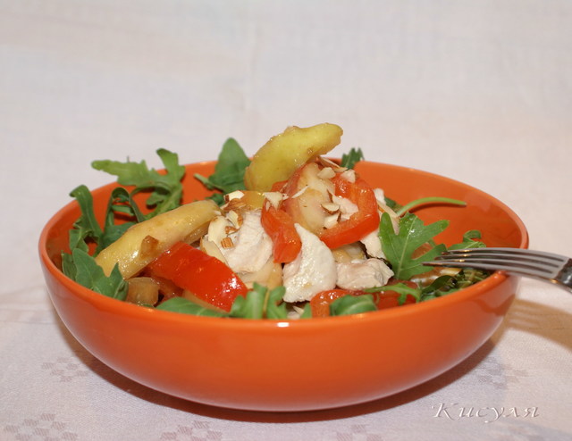 Фото к рецепту: Салат с индейкой, руколой и яблоками в карамели