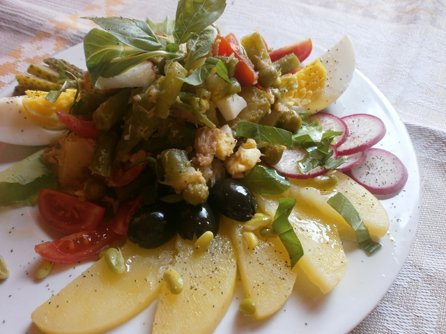 Фото к рецепту: Салат низзарда , итальянский вариант французского салата ницца 