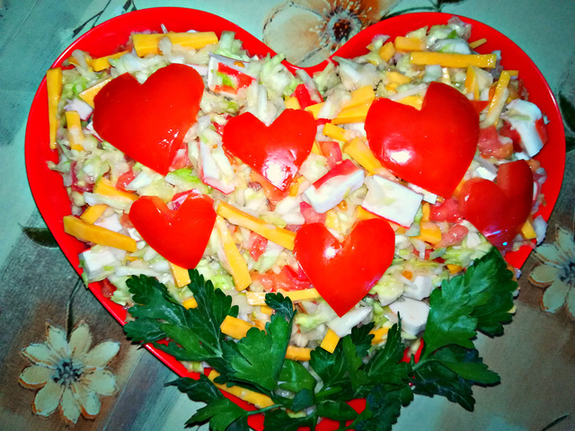 Фото к рецепту: Вкусный салат из капусты с сыром на 14 февраля