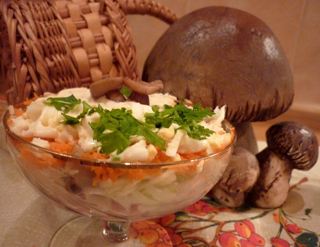 Фото к рецепту: Салат с маринованными грибочками