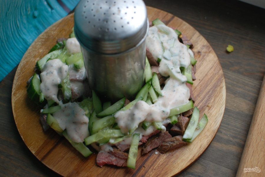 Салат с говядиной и маринованными огурцами - фото шаг 3