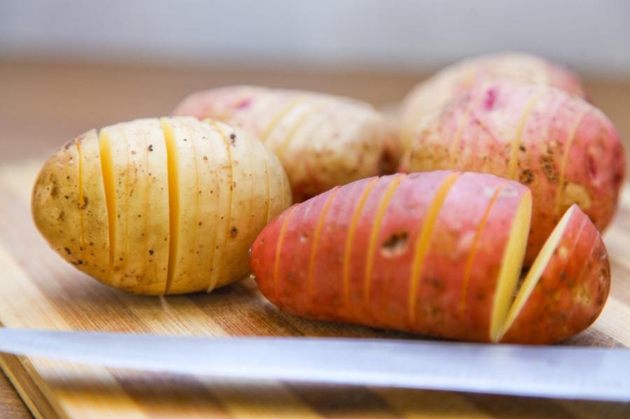 Картошка-гармошка в мультиварке - фото шаг 3