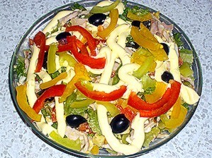 Фото к рецепту: Салат греция с копченой курицей